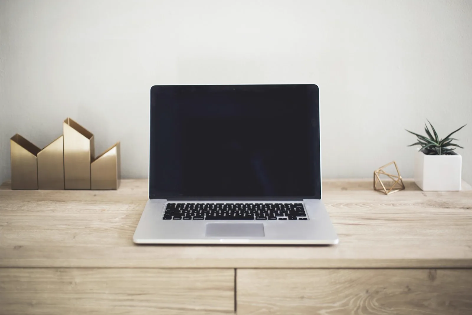 Laptop auf Holztisch — 14 Tage bis Live